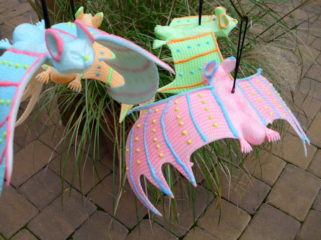 Colorful-Glow-in-the-Dark-Bats-in-daylight #ilovetocraft