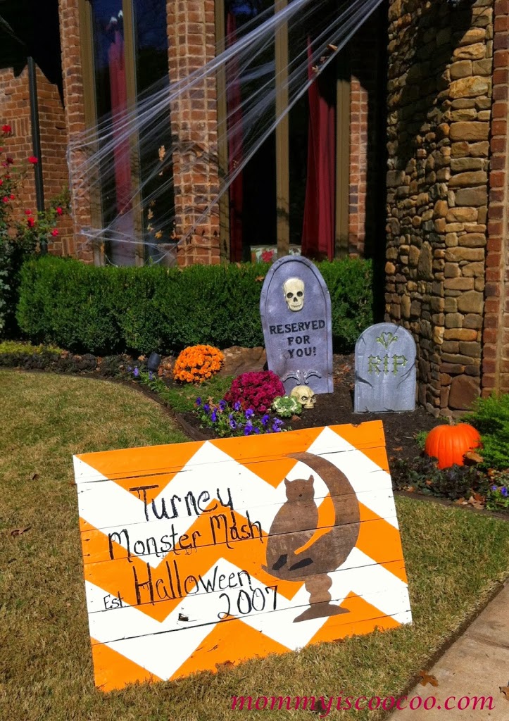 DIY Halloween Chevron Pallet Sign by Mommy is Coocoo DIY Halloween Chevron Pallet Sign by Mommy is Coocoo