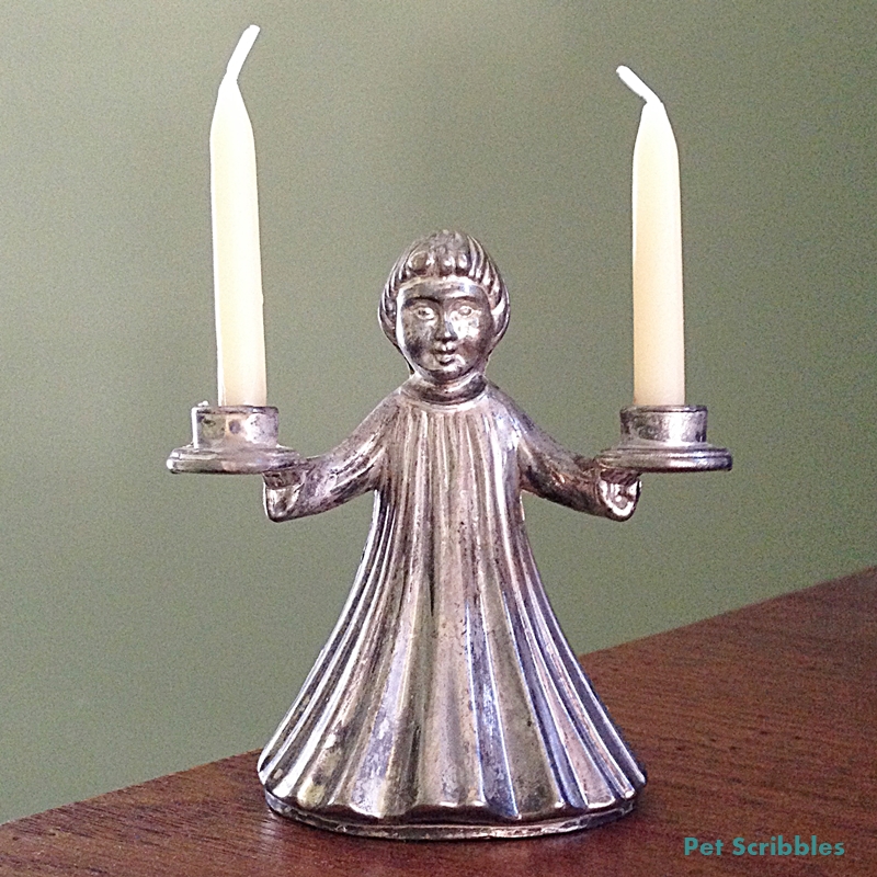 How to secure candles into candle holders: an easy trick!