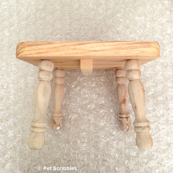 Farmhouse Decor DIY: How to easily stain a stool! #woodprojectshoa