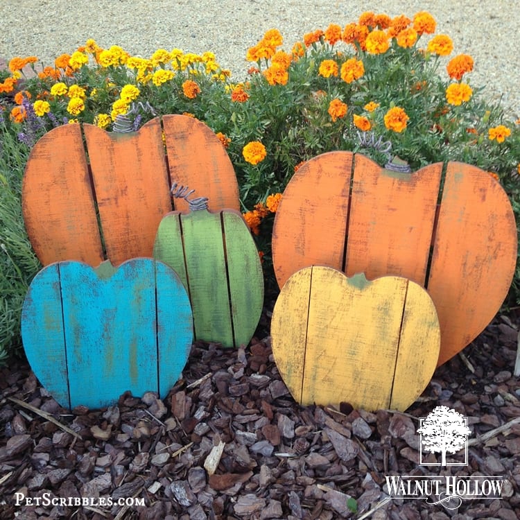 Rustic Painted Wood Pallet Pumpkins! Using inexpensive pre-made wood shapes makes these easy-peasy fun to paint!