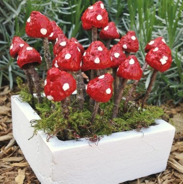 How to make charming fairy garden mushrooms from acorns and twigs!