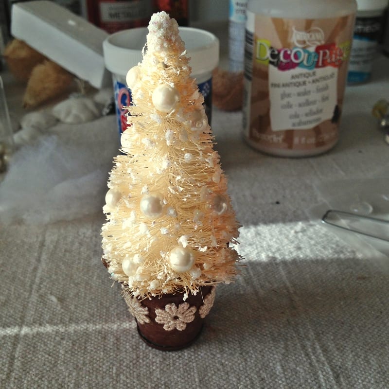 How to make a beautiful bottle brush tree ornament!