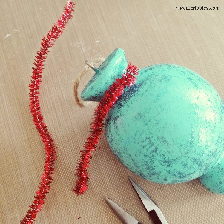 How to: sparkling painted Christmas tree ornaments