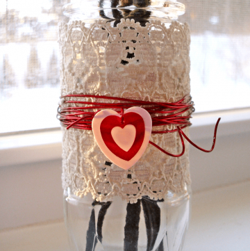 Make a sweet spice jar bud vase for Valentine's Day!