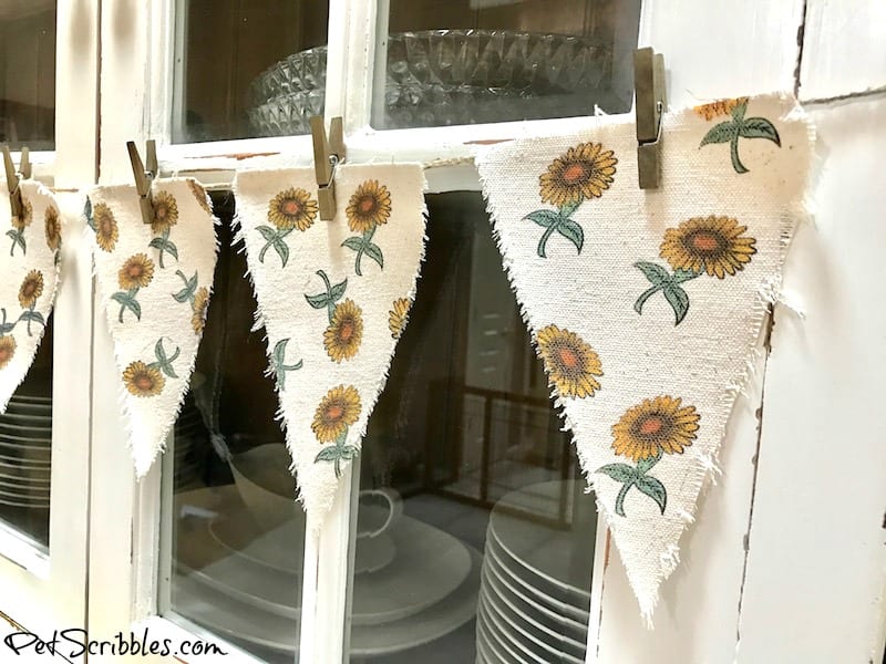 Farmhouse Decor: How to make a charming sunflower banner!