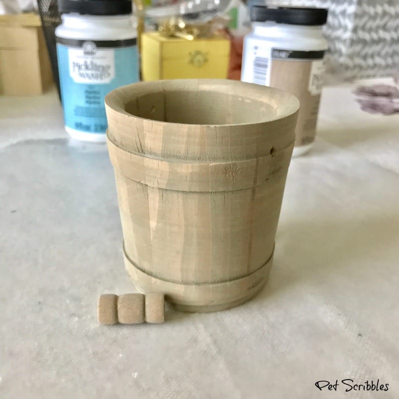 How to paint a beautiful mini farmhouse wooden bucket. An easy DIY!