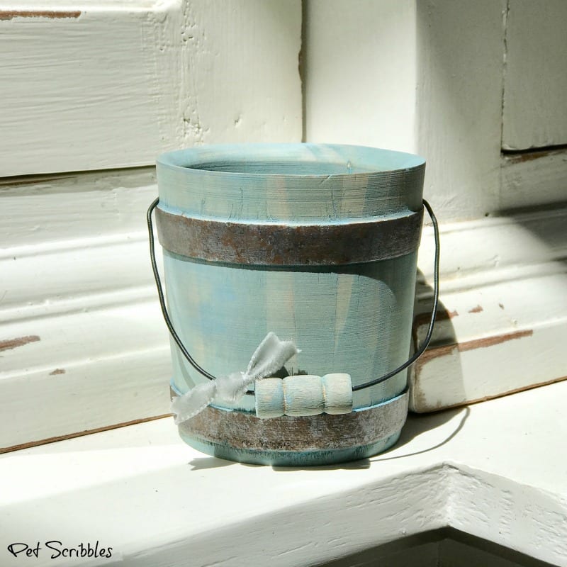 How to paint a beautiful mini farmhouse wooden bucket. An easy DIY!