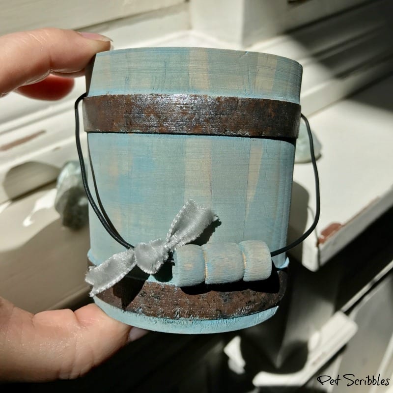 How to paint a beautiful mini farmhouse wooden bucket. An easy DIY!