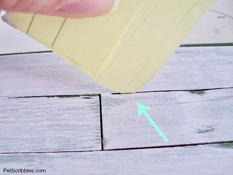 use a post-it corner to remove paint between pallet slats